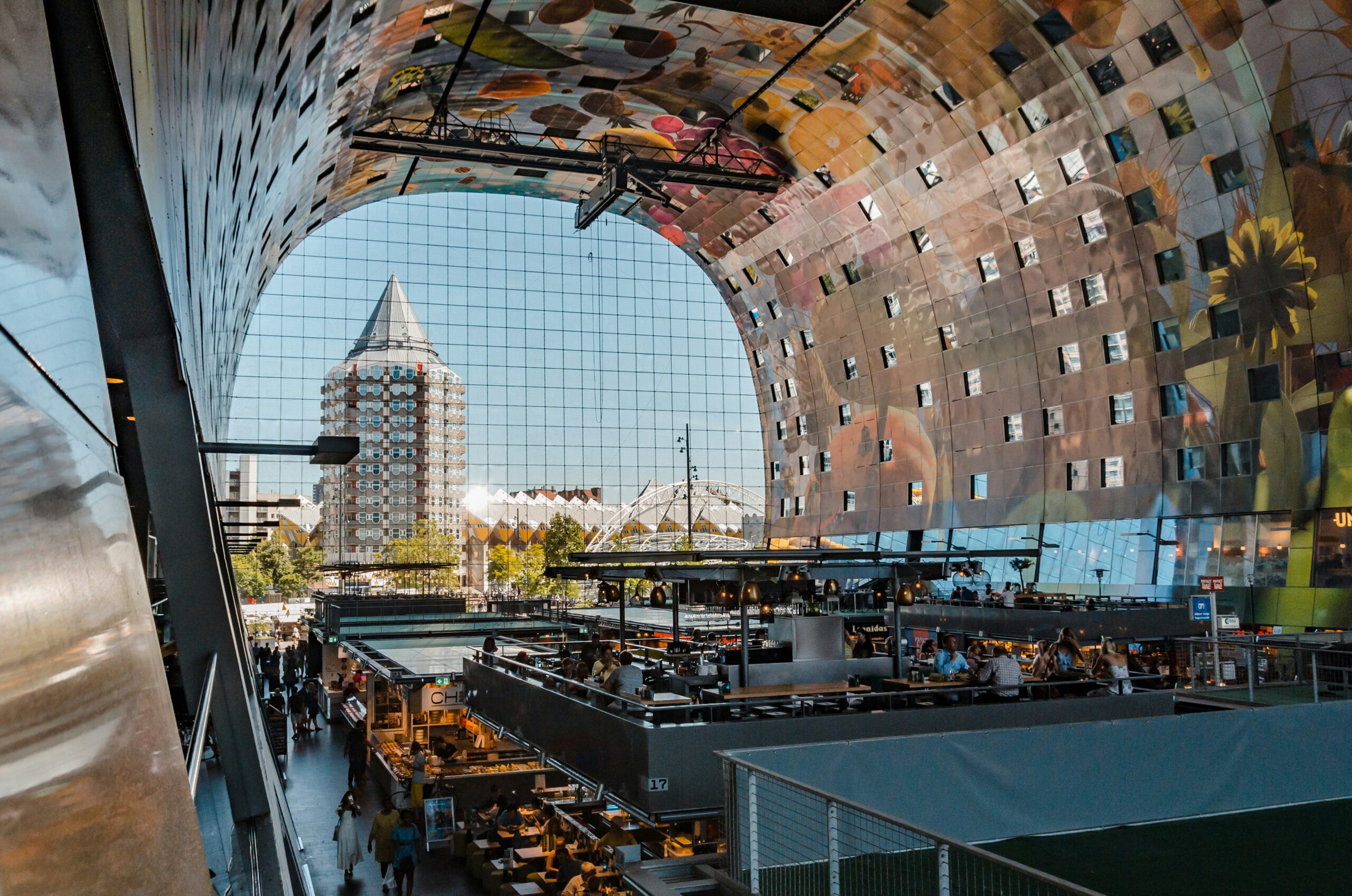 Markthal Rotterdam met uitzicht op de skyline, symbool voor lokale woningontruiming Den Haan