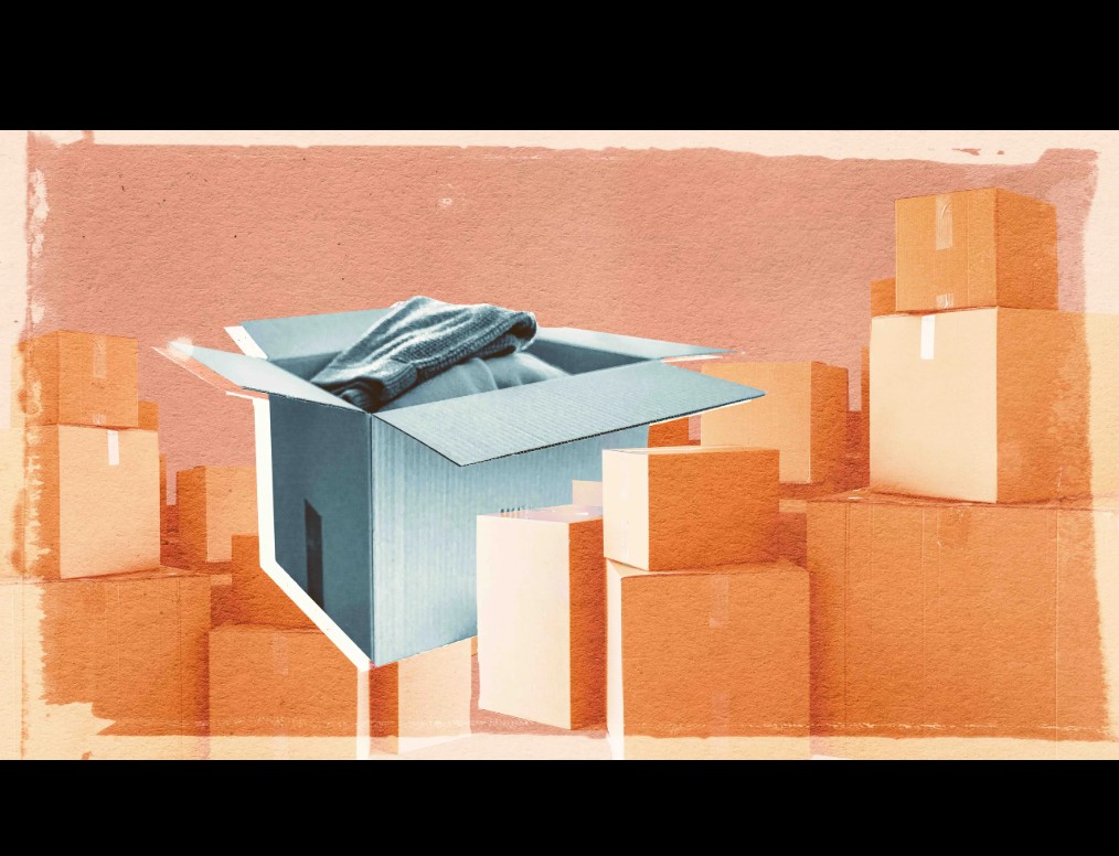 Rustige achtergrond met verhuisdozen voor woningontruiming na overlijden