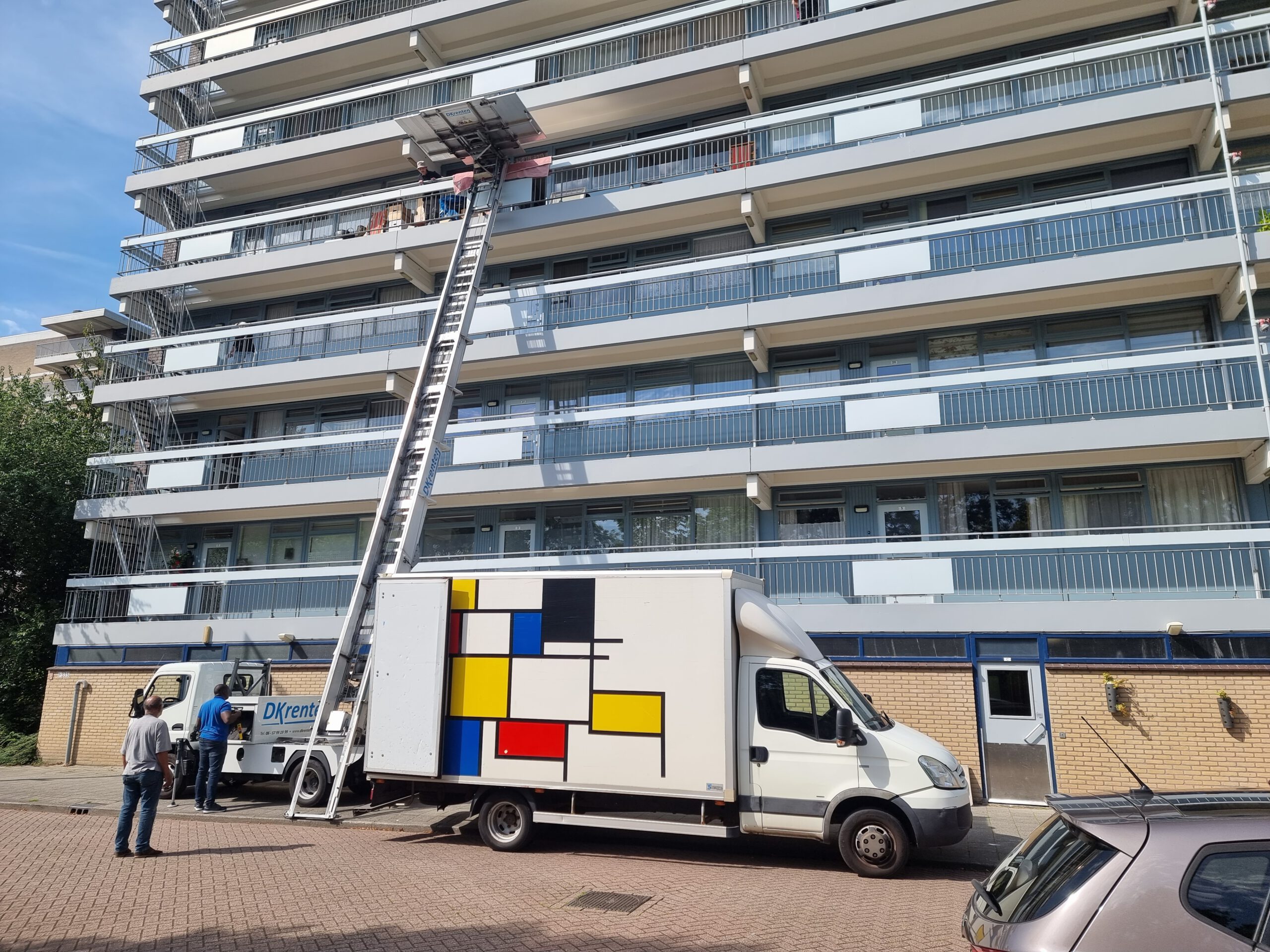 Woningontruiming Den Haan bus met oplevergarantie en vaste prijs, geparkeerd aan de Tagoreplaats in Ommoord (Rotterdam) voor een huisontruiming.